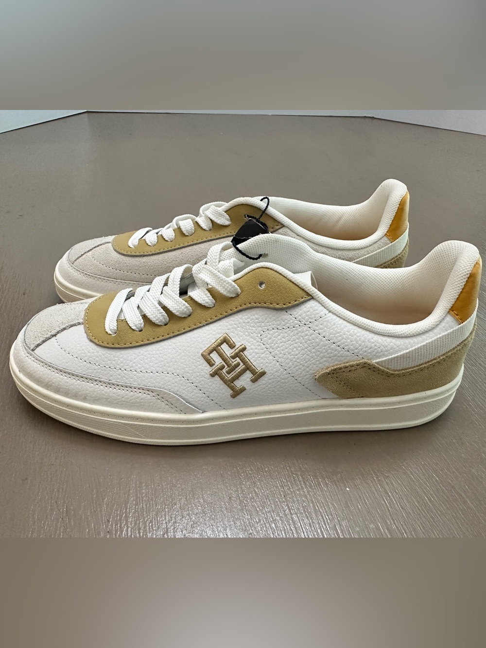 NWT Tommy Hilfiger Jackie Leather Sneakers Size 8.5 White Beige TH Logo Shoes
